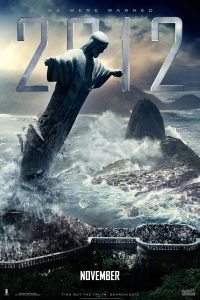 Poster des Films „2012“, das die einstürzende Christusstatue, gewaltige Wellen und Zerstörung im Hintergrund zeigt.