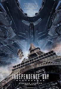 Poster des Films: "Independence Day: Wiederkehr", das zeigt, wie der Eiffelturm von einem riesigen außerirdischen Raumschiff angegriffen wird.