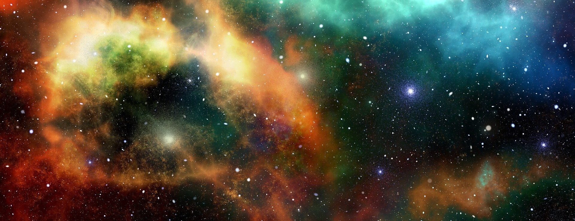 Ein lebhafter gallaktischer Nebel mit hellen, vielfarbigen, wirbelnden Wolken aus Gas und Staub vor einem sternenübersäten Weltraumhintergrund.
